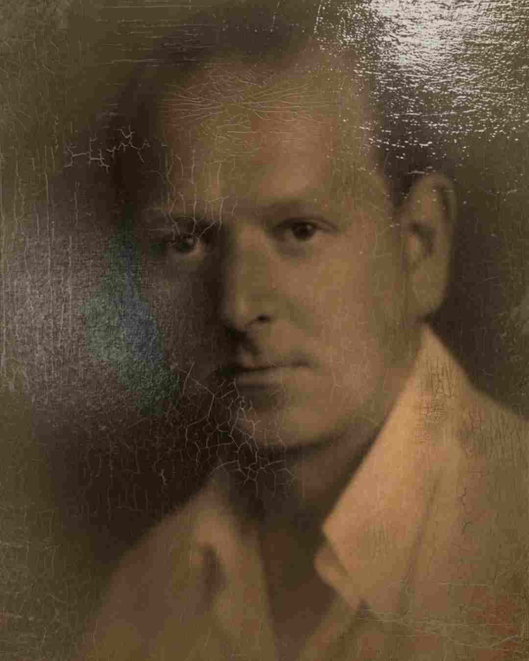 Portret moškega v toplih rjavih tonih, oblečenega v srajco, z mirnim izrazom na obrazu – zgodovinska fotografija zdravnika, ki je navdihnil razvoj Bachovih cvetnih esenc.